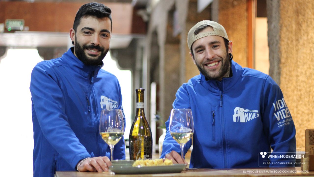 filloas gallegas y vino blanco
