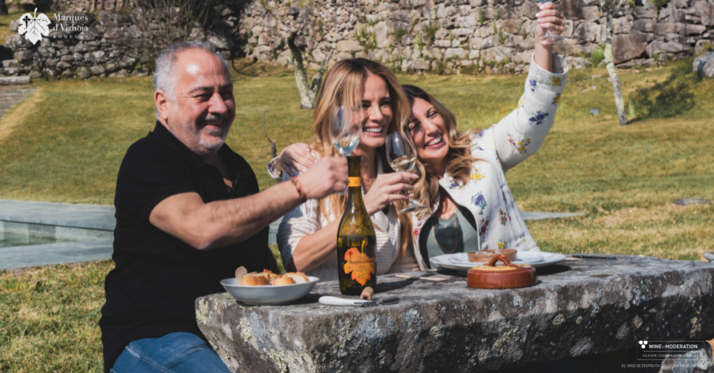 Paula Vázquez brinda con nuestro vino Marqués de Vizhoja en ‘Aquí la Tierra’.