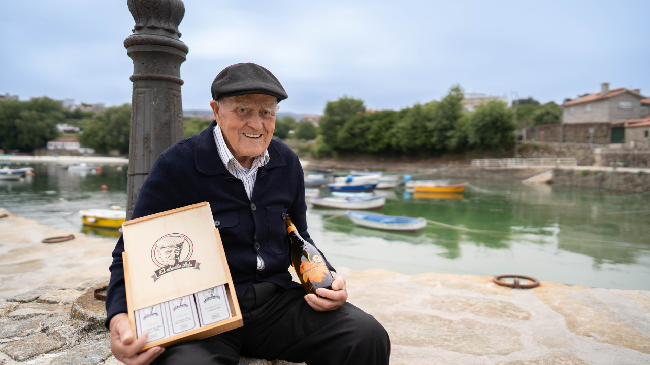 Fotografía del abuelo lelo y legado familiar en la elaboración de vinos blancos de la D.O. Rías Baixas.