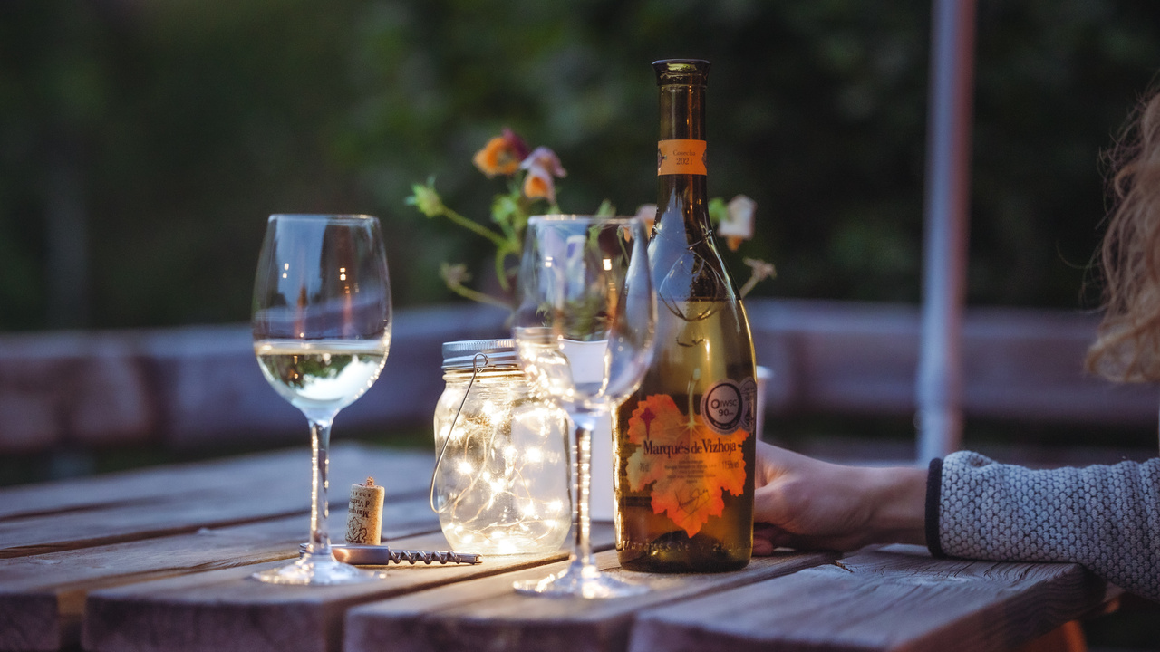 Marqués de Vizhoja y copas de vino en una mesa al atardecer